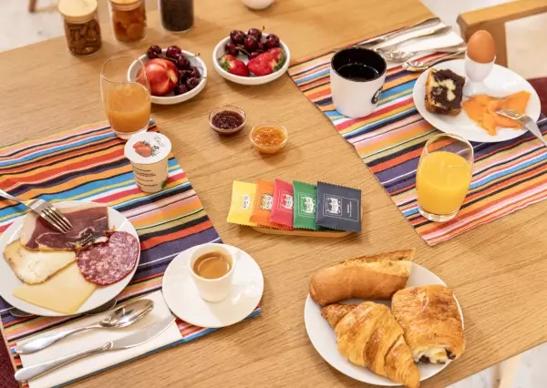 Plateau petit-déjeuner pour deux au lit pour accompagner votre grasse matinée