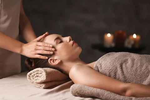 service massage à l'Hôtel Ovyo toulouse centre avec des lumières tamisées, des bougies parfumées, et une table de massage prête à accueillir les clients pour une expérience de détente ultime.